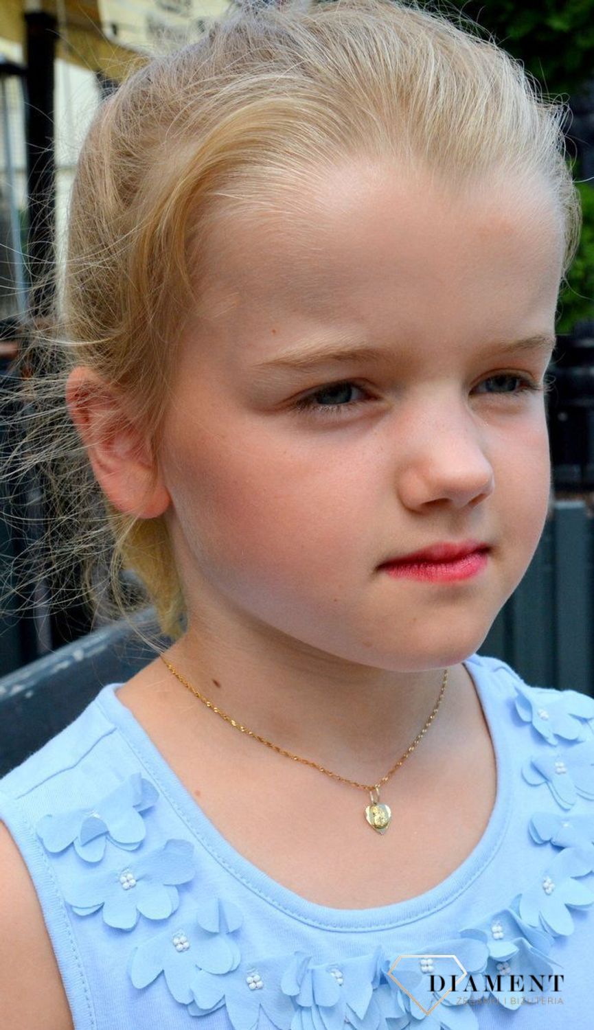 Złota zawieszka 333 medalik serce Matka Boska Częstochowska ZA 762 333. Tradycyjny medalik w połączeniu z nowoczesną odsłoną, będzie świetnym prezentem dla chłopca czy dziewczynki na chrzest, bierzmowanie lub komunie..jpg